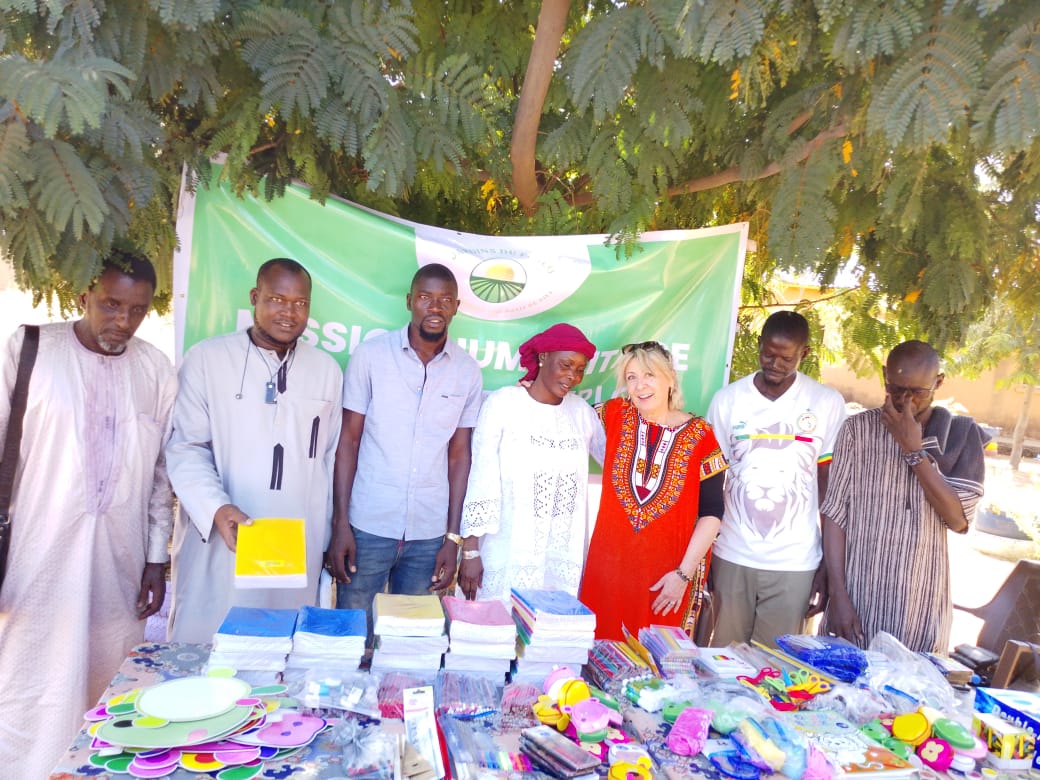Distribution de fournitures scolaires — Mission humanitaire Jardins du Ferlo